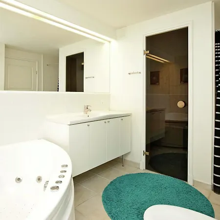 Two-bedroom Holiday In 1 *
