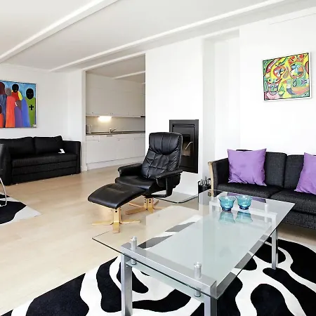 Two-bedroom Holiday In 1 *